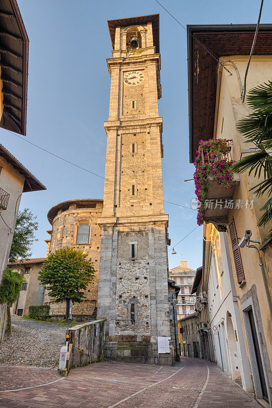 意大利北部的历史中心和意大利教堂，伦巴第索玛伦巴多(Sum Lombardo)。赞卡里尼街和圣阿格内斯大教堂(公元1665年)的日出
